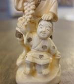 OKIMONO en ivoire figurant un vigneron et un enfant à...