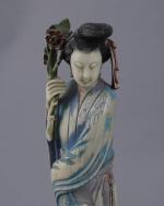 STATUETTE en ivoire sculpté polychrome représentant une femme tenant un...