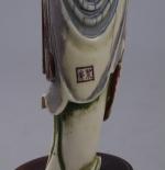 STATUETTE en ivoire sculpté polychrome représentant une femme tenant un...