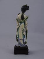 Deux STATUETTES en ivoire sculpté polychrome représentant une femme tenant...