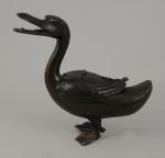 BRÛLE-PARFUM en bronze ciselé adoptant la forme d'un canard. Japon....