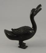 BRÛLE-PARFUM en bronze ciselé adoptant la forme d'un canard. Japon....