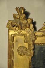 MIROIR rectangulaire en bois mouluré, sculpté et doré à décor...