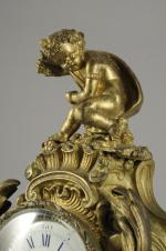 GARNITURE DE CHEMINÉE en bronze doré comprenant un cartel de...