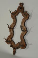 PORTE-FUSILS de forme chantournée en chêne mouluré et sculpté de...