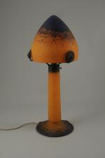 DELATTE. LAMPE champignon en verre marmoréen orange et bleu. Montures...