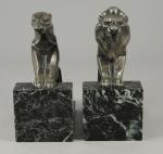PAIRE de SERRE-LIVRES en bronze représentant une lionne et un...