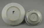 BAYEUX. Manufacture LANGLOIS (1812-1849). ASSIETTE en porcelaine à fond blanc....