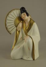 LIMOGES. STATUETTE en porcelaine polychrome et or représentant une japonaise...