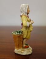 MEISSEN. PETIT CUEILLEUR DE FLEURS. Figurine en porcelaine à décors...