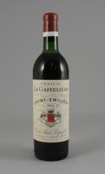 SAINT-EMILION, Château La Gaffelière, 1966. 6 bouteilles, rouge, étiquettes décollées.Niveaux...