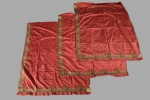 Trois angles de RIDEAUX, style du XVIIIème siècle, faille rouge...