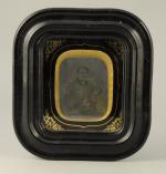 DAGUERREOTYPE.Portrait d'homme, XIXème.Daguerréotype rectangulaire à bords arrondis, dans un cadre...