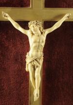 CRUCIFIX. Le Christ et le philactère en ivoirine sur croix...