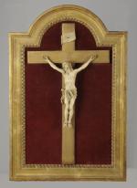 CRUCIFIX. Le Christ et le phylactère en ivoire sur Croix...