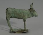 STATUETTE en cuivre à patine vert-de-gris ancienne représentant un taureau....