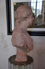 D'après Jean-Baptiste PIGALLE (Paris, 1714 - Paris, 1785)Buste de femme...