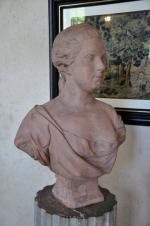 D'après Jean-Baptiste PIGALLE (Paris, 1714 - Paris, 1785)Buste de femme...