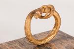 PRESSE-PAPIER en bronze doré représentant un serpent, la queue enroulée...