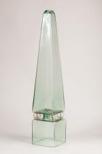 Attribué à, Serge ROCHE (1898-1988).Obélisque de table.Verre soufflé moulé, transparent...