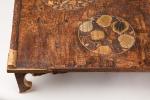 PETITE TABLE de lettré, en bois exotique et motifs circulaires...