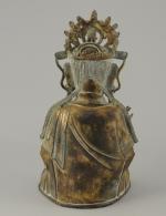 Statue de BODDHISATTVAen bronze doré, assis en padmasana tenant dans...
