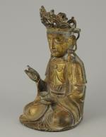 Statue de BODDHISATTVAen bronze doré, assis en padmasana tenant dans...