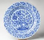 PLAT de forme ronde en porcelaine décorée en bleu sous...