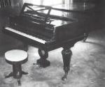 PIANO A DEMI-QUEUE en palissandre. Cadre métallique. Pleyel, n° 90036....