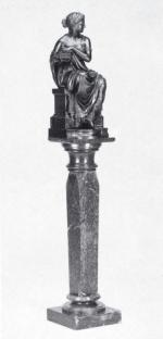 STATUE représentant une jeune Romaine assise au coffret. Bronze à...