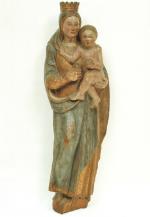 STATUE représentant la Vierge à l'Enfant. Elle est debout, couronnée,...