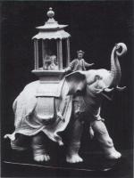 Intéressant SUJET EN BISCUIT en ronde-bosse représentant un éléphant, avec...