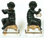 Importante paire de STATUETTES D'AMOURS MUSICIENS en bronze patiné ciselé...