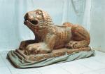 Magnifique PAIRE DE LIONS couchés en marbre ocre. 
Italie, époque...