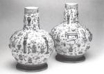 Paire de VASES bouteilles en porcelaine décorée en émaux polychromes...