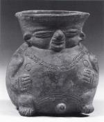 Petit vase anthropomorphe représentant un personnage assis. Comme sur la...