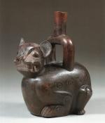 Vase zoomorphe représentant un jaguar. Symbole de la puissance, de...
