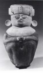 Grande urne funéraire anthropomorphe, représentant une femme assise, dont la...