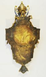 CARTEL d'APPLIQUE en bronze ciselé et doré, sommé d'une casolette....