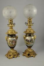 PAIRE DE LAMPES à PÉTROLE en bronze doré, porcelaine et...
