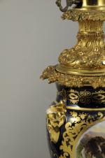 PAIRE DE LAMPES à PÉTROLE en bronze doré, porcelaine et...