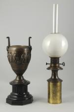 PAIRE DE LAMPES à PÉTROLE en bronze patiné et marbre...