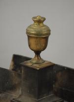 PAIRE de CHENETS à motf d'urne sur piédouche en bronze.Restauration,...