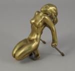 POIGNÉE DE PORTE en bronze figurant une femme nue à...