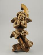 ANGE en bois sculpté reposant sur une branche stylisée. XXème.Haut....