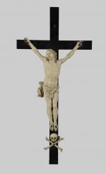 Grand CHRIST en ivoire sur un croix en ébène. Le...