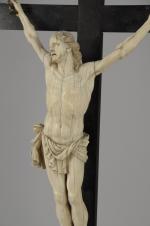 Grand CHRIST en ivoire sur un croix en ébène. Le...