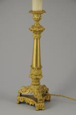 LAMPE en bronze doré, composée d'un flambeau électrifié, à décor...