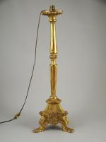 LAMPE en bois dorée, pied tripode griffés.Haut : 69cm (quelques...
