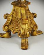 LAMPE en bois dorée, pied tripode griffés.Haut : 69cm (quelques...